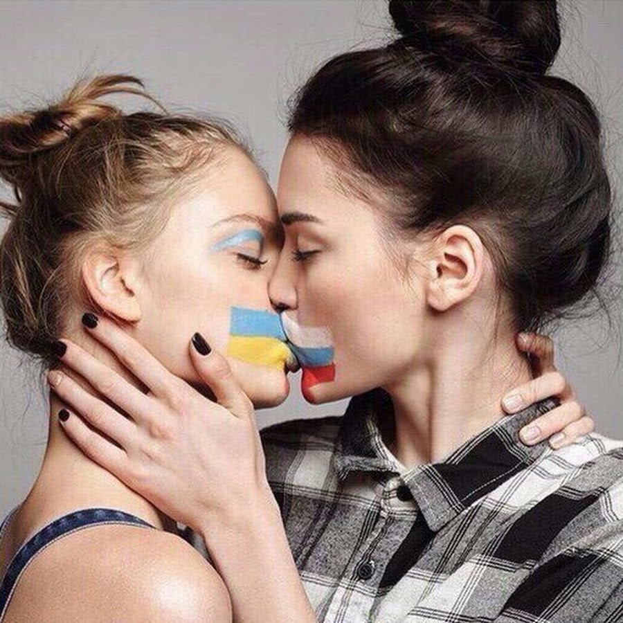 Подростковая лесбийская любовь. Поцелуй с военным. Молодые девушки лесбиянство. Молодые девушки лесбиянство. Две красивые подруги отсосали.