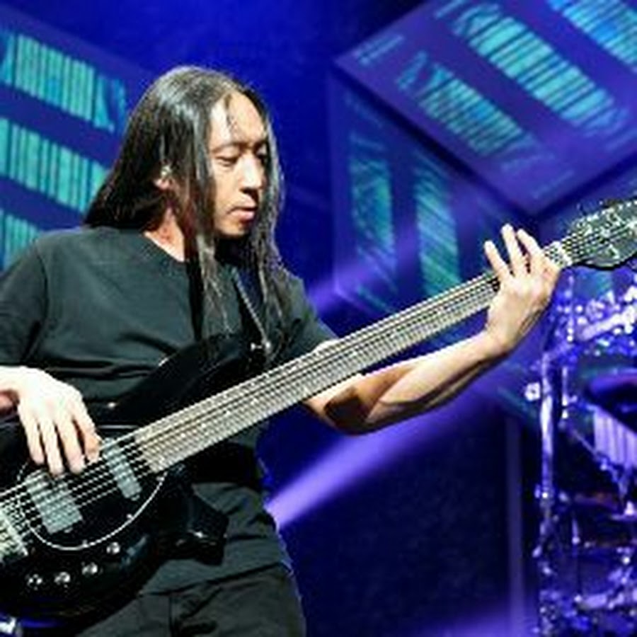 Гитарист виртуоз притворился. Джон Маянг Dream Theater. Джон Маянг бас гитарист. Басист Дрим театр. Джон Маянг Dream Theater фото.