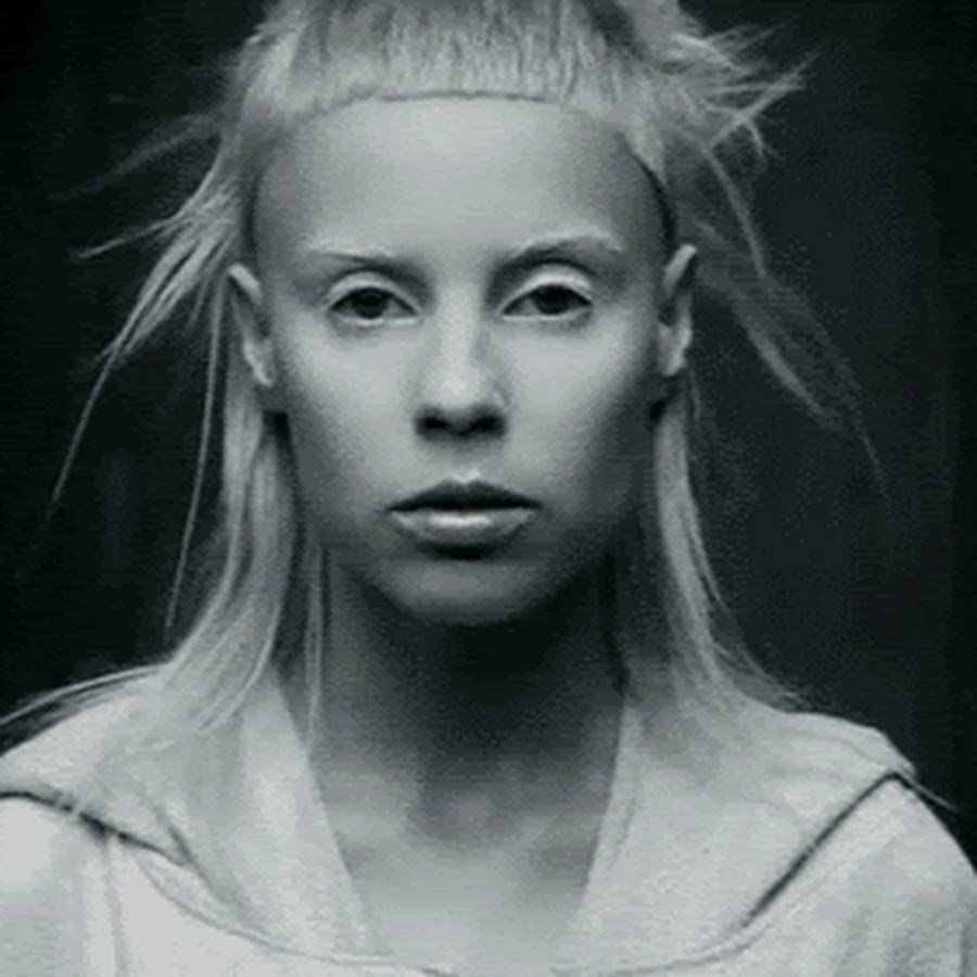 Die antwoord йоланди фиссер. Йоланди фиссер певица. Витас грачев. Йоланди фиссер нормальная. Песня с писклявым голосом.