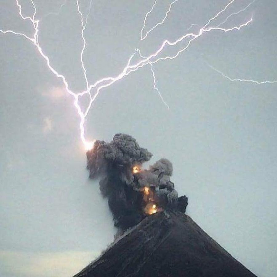 Вулкан взрывается
