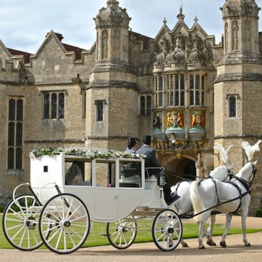 карета с лошадьми цугом.