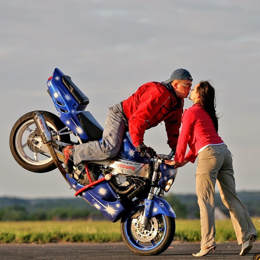Два человека на мотоцикле