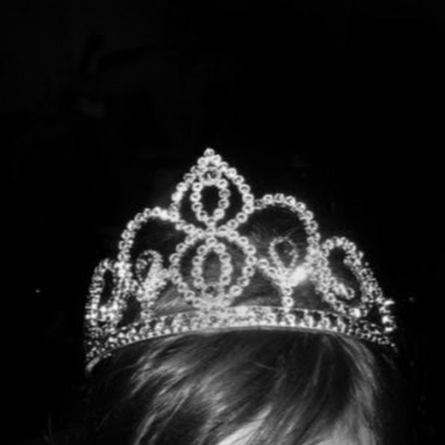 Песня надену корону на королеву. Девушка в короне. Девочка с короной на голове. Девушка с короной без лица. Сохры с короной на голове.