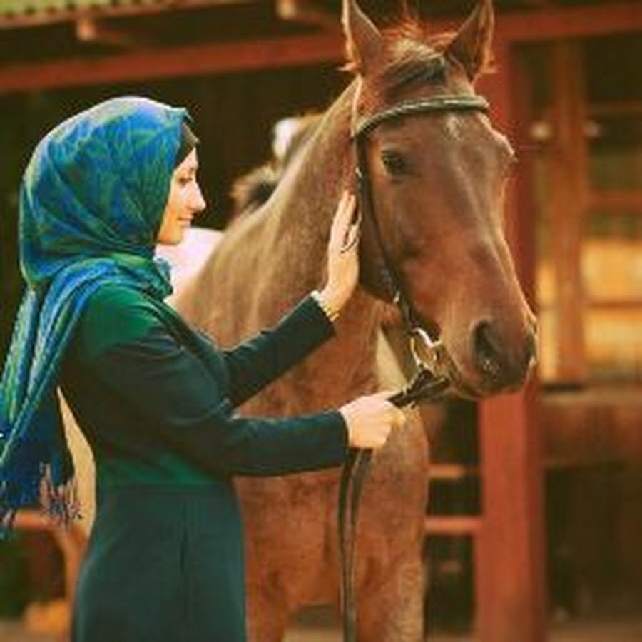Мусульманские лошади. Арабские женщины на лошадях. Арабская девушка с лошадью. Мусульманка на лошади.