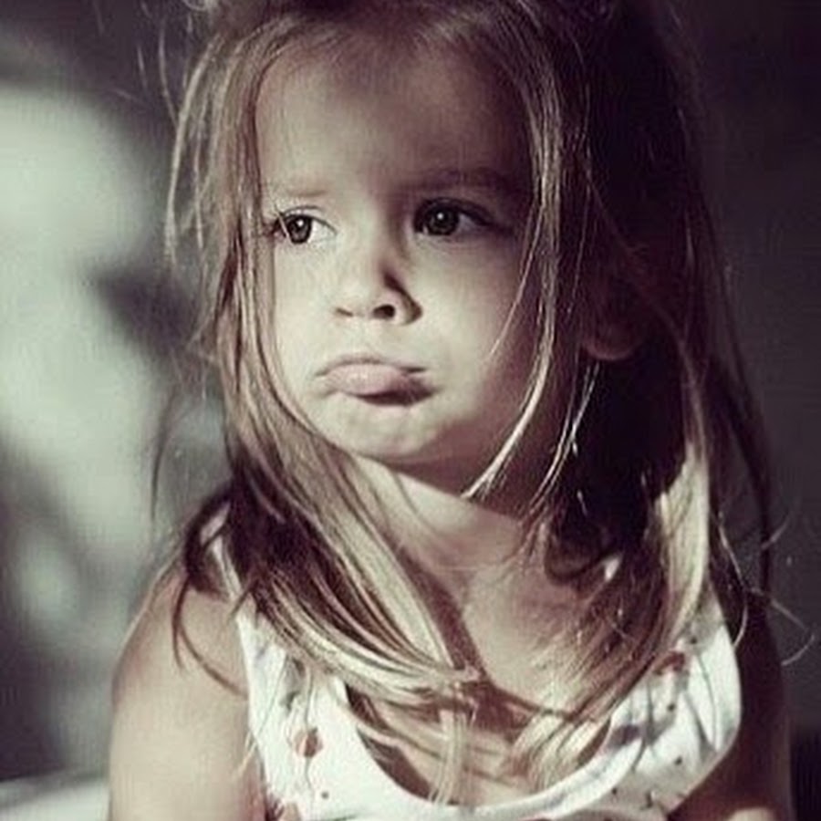 А я такая маленькая девочка. Недовольная девочка. Смешная девочка. Леночка а что ты попросила у деда мороза картинка. Нашел свое детское фото.