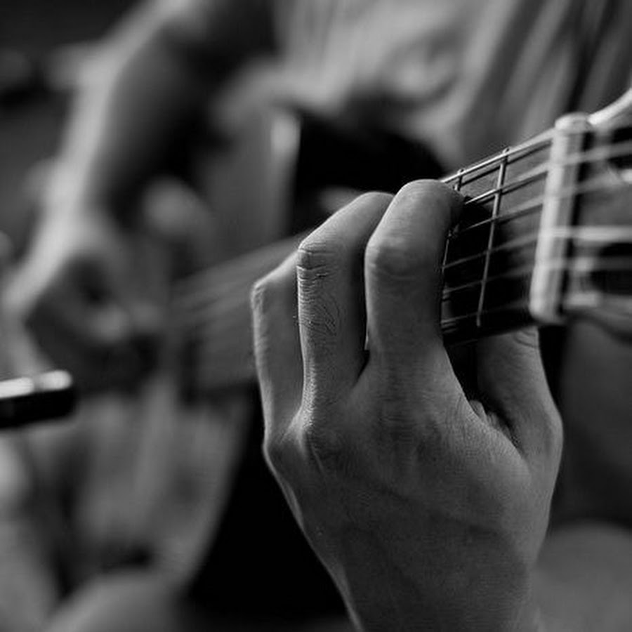 Серый микрофон. Значок музыкального приложения. Значок плейлиста. Музыкальный фон. Значок музыки.