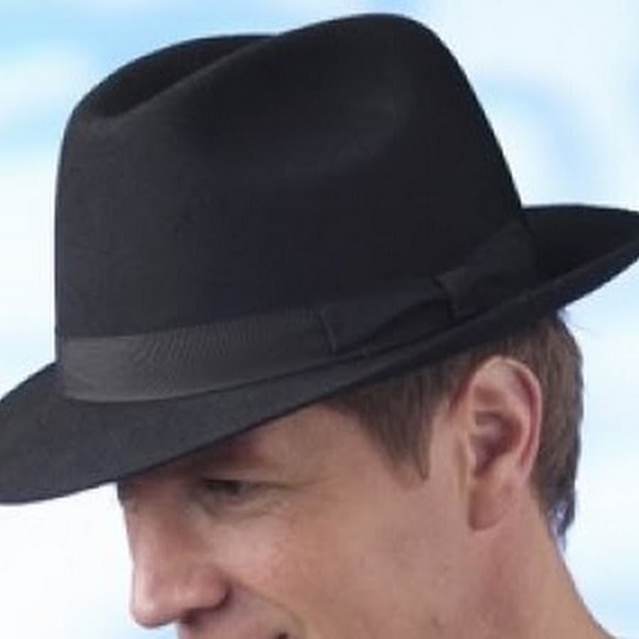 Шляпа на конце. Актер в шляпе. Шляпа Слауч мужская. Красивый актер в шляпе. Мужчина в шляпе Трильби.