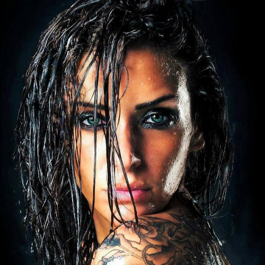 Голубая пена. Макияж влажный эффект. Блестит мокрой. Блестит мокрой. Голубое у пене море.