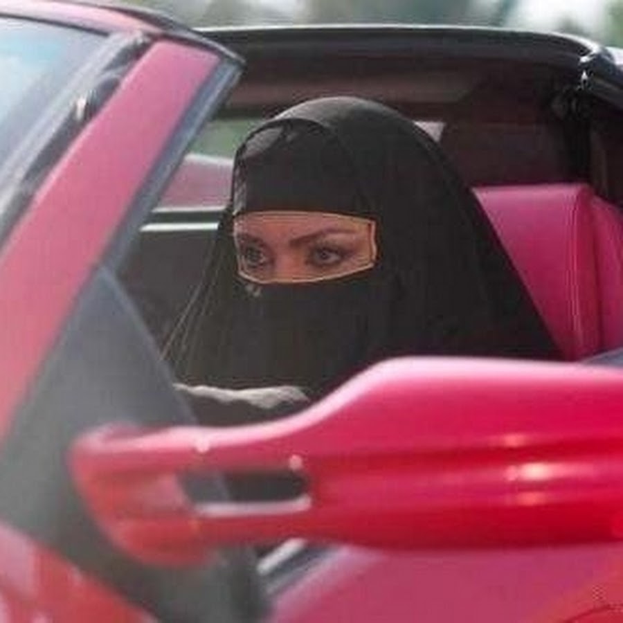 Машина мусульманина. Мусульманка в машине. Арабская девушка рядом машины. Хиджаб возле машины. Мусульманин за рулем.