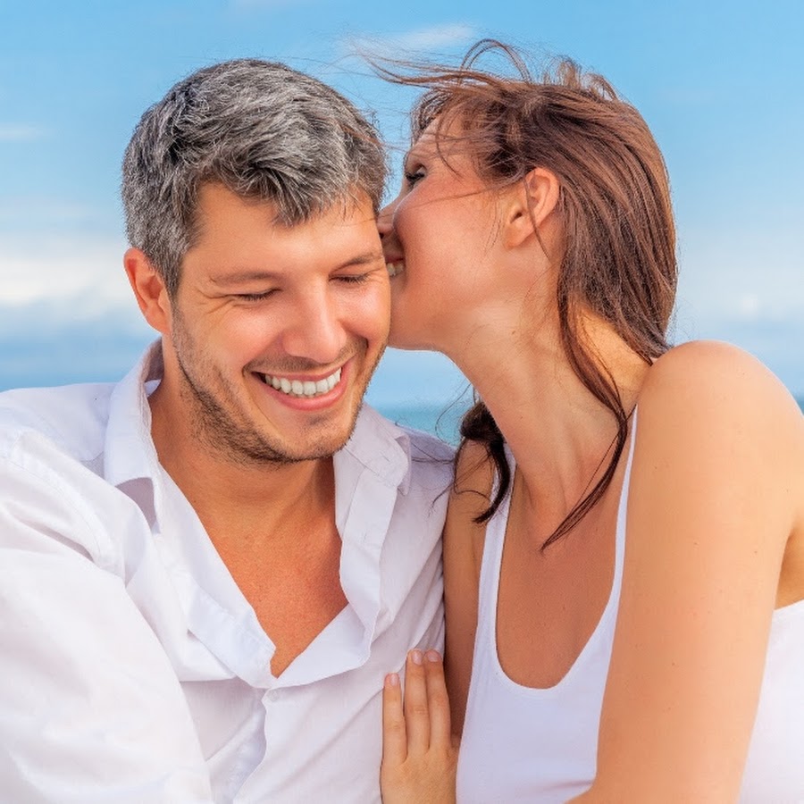 Пареньс девушкой фдиртуют. Брюнетка и шатенка разница. Уверенная в себе женщина. Какая девушка лучше всего подходит. Супружеская пара.