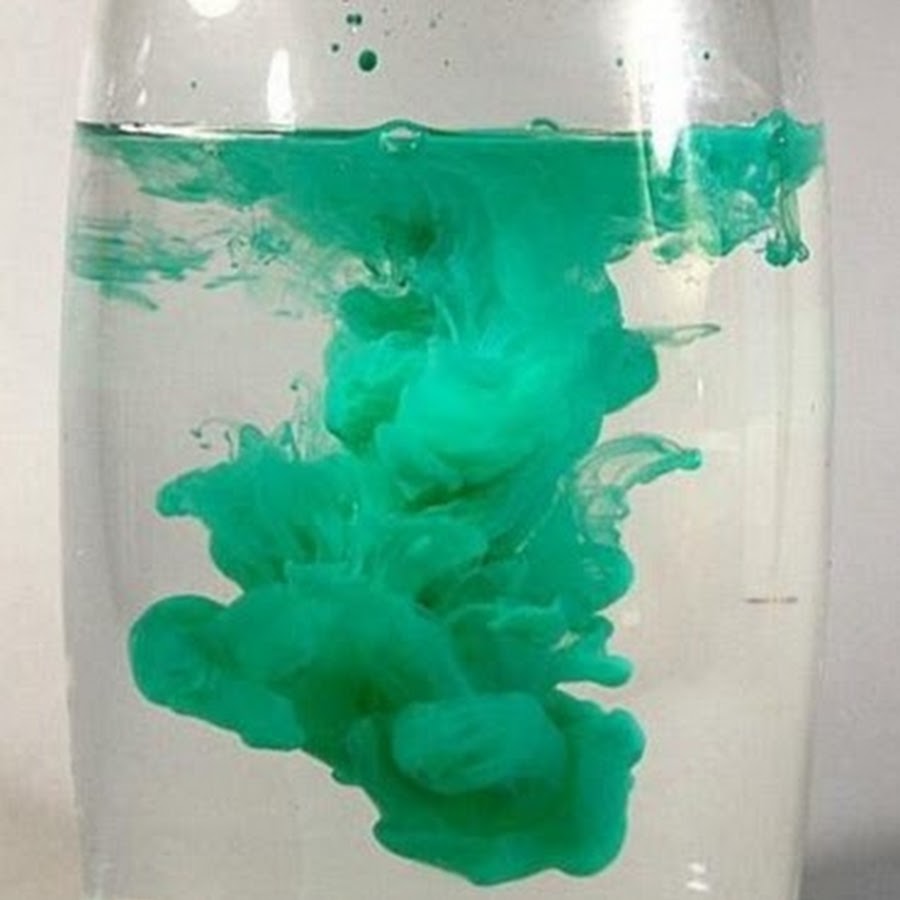 Краска без воды. Раствор зеленки в воде. Краска в стакане с водой. Стакан с краской. Зеленка в воде опыт.