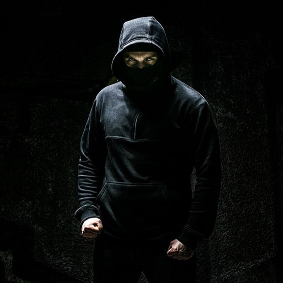 человек в маске и капюшоне. человек в маске и капюшоне. пацан в маске. в капюшоне и маске. парень в черной маске.