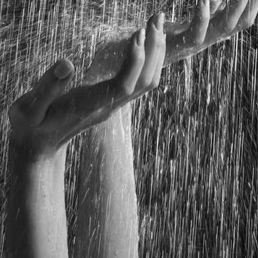 Под струями душа. Девушка под дождем. Дождь в душе. Струи дождя. Ладонь под дождем.
