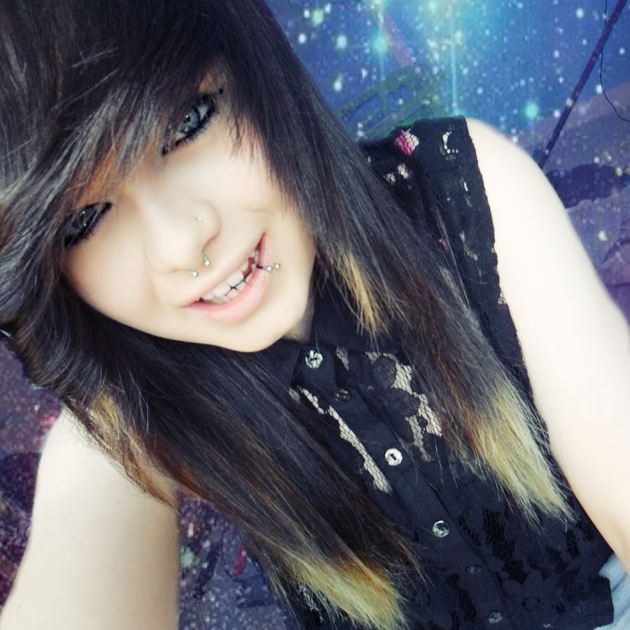 Текст песни hey baby girl. Pretty scene girl текст. Not your barbie girl эйва макс. Pretty girl lyrics. Hey hey hey песня.