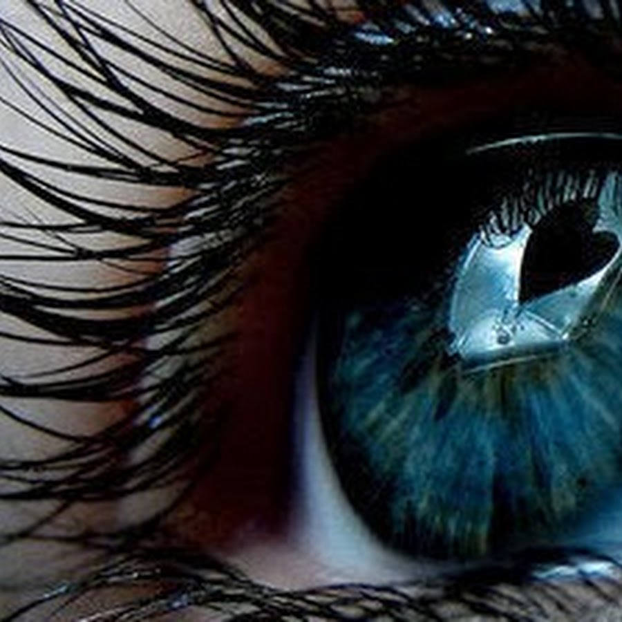Голубые глаза со слезами