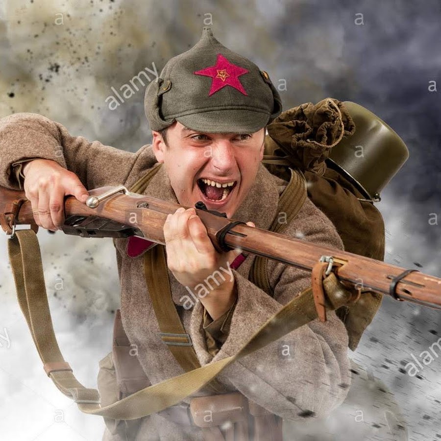 Советский солдат целится