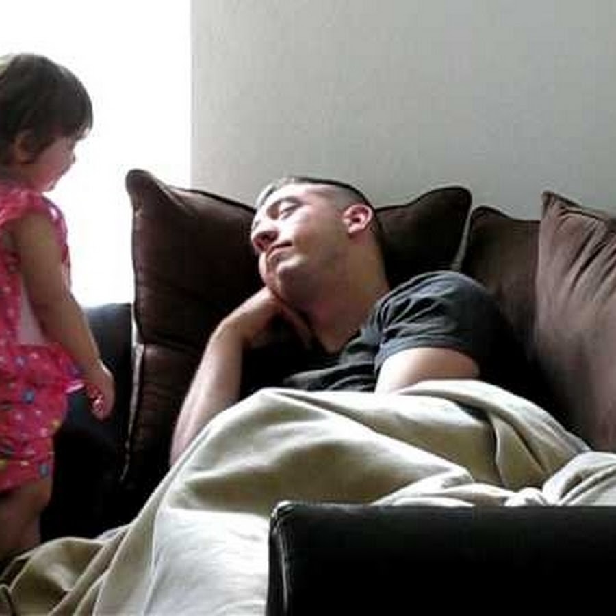 Девочек сношают в семье. Папа дочь во все дыры. Молодая падчерица с отчимом. Одна на двоих. Отчим и дочь.