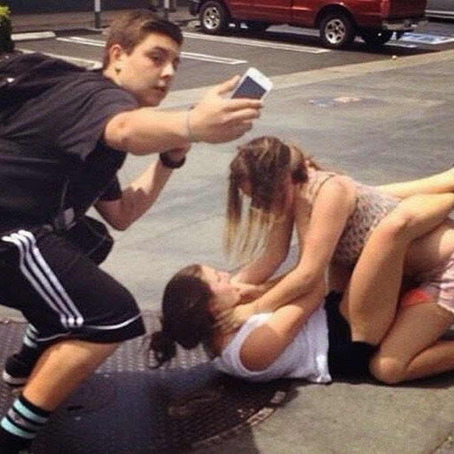 Девчонки дерутся смешно