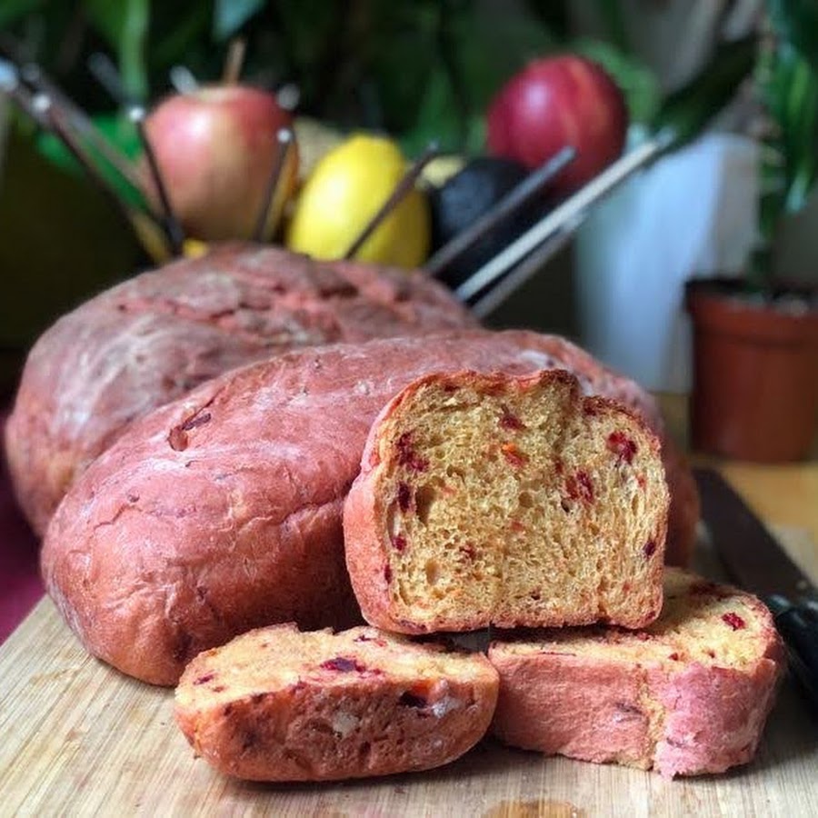 Красный хлеб. Хлеб из красных водорослей. Хлебобулочные изделия на красном. Корка хлеба. Хлеб столичный состав.