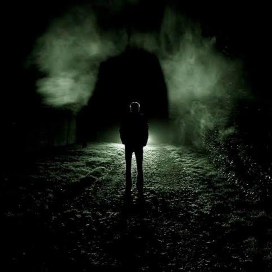 девушка уходит в темноту. уходящий в мрак. в тени человека. уходящий в мрак. парень в темноте.