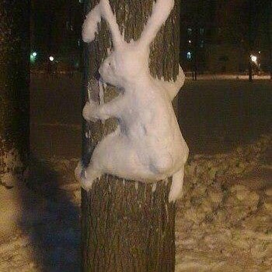 Заяц из снега на столбе