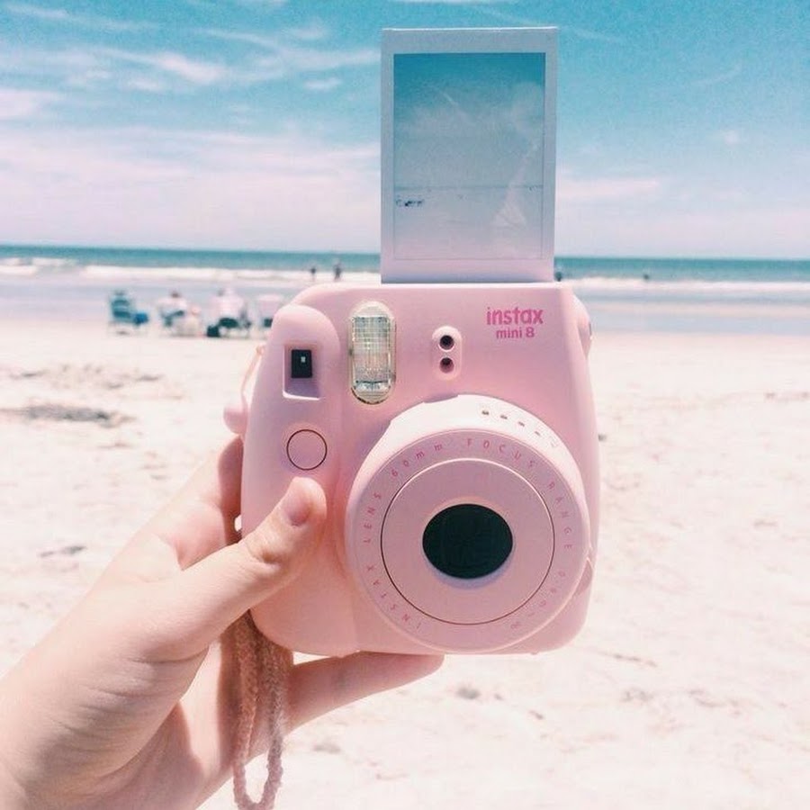 Розовый фотоаппарат полароид Instax