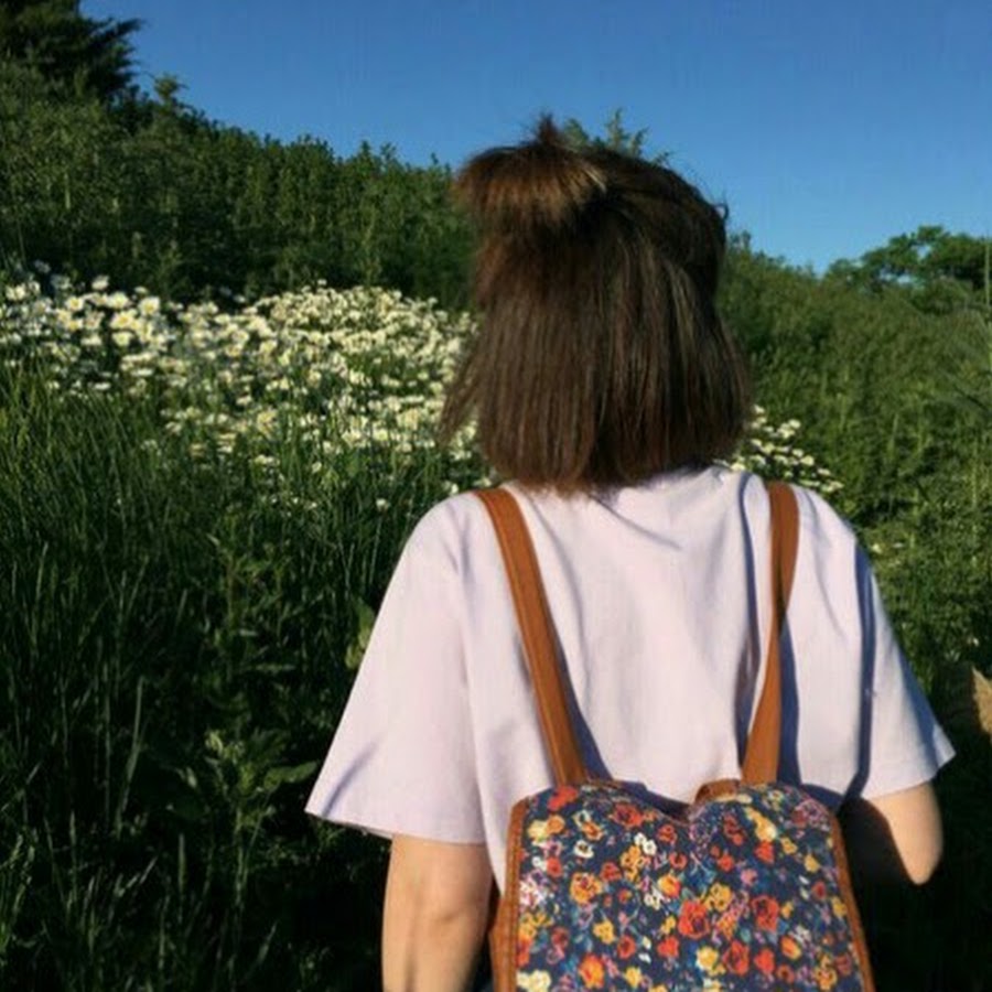 Девочка с каре в деревне