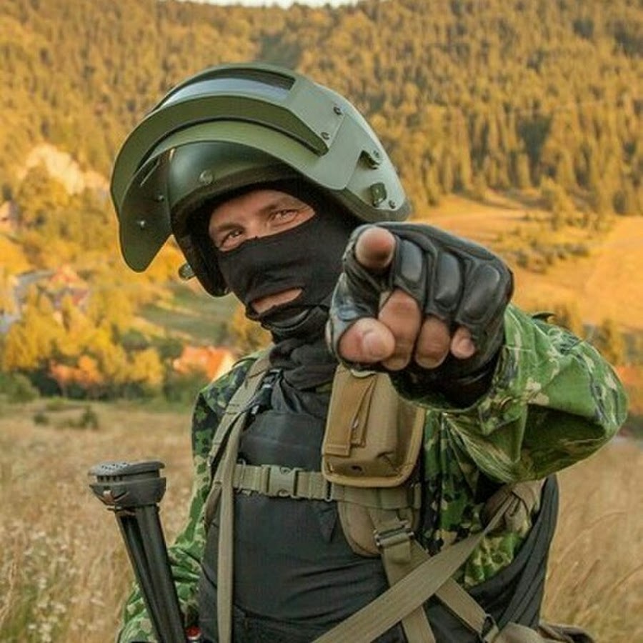 Военный в маске