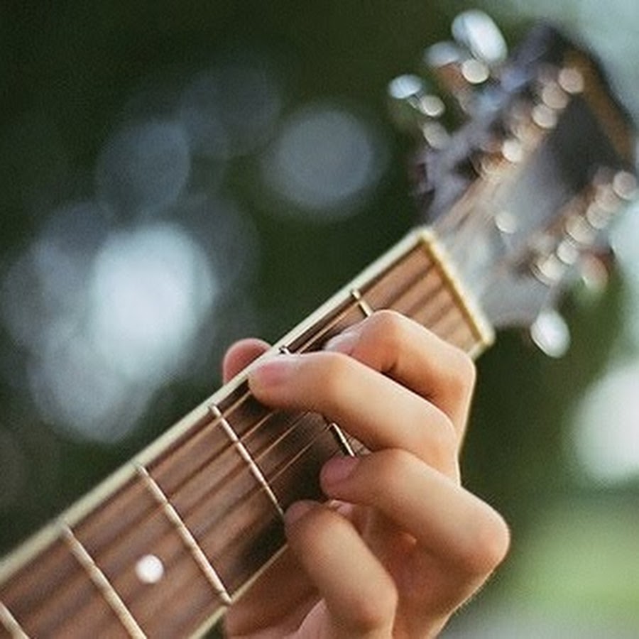 Listen to play the guitar. Музыкальные инструменты для детей. Хобби игра на гитаре. Музыкальные инструменты для детей. Играет на гитаре в студии.