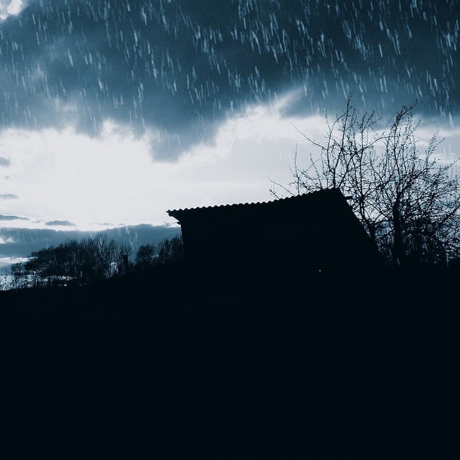 мокрое стекло. мрачный пейзаж. темный дождь. дождь эстетика. ночью наконец хлынул дождь ливень.