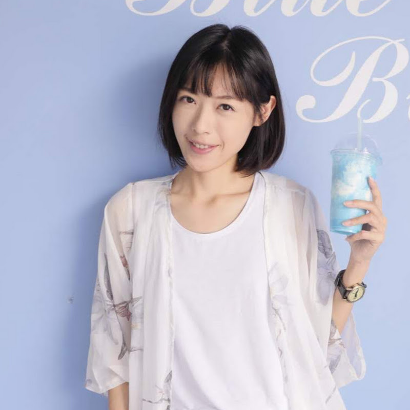 蔡小妞依玲 Yiling TSN - 網紅的藏寶箱 