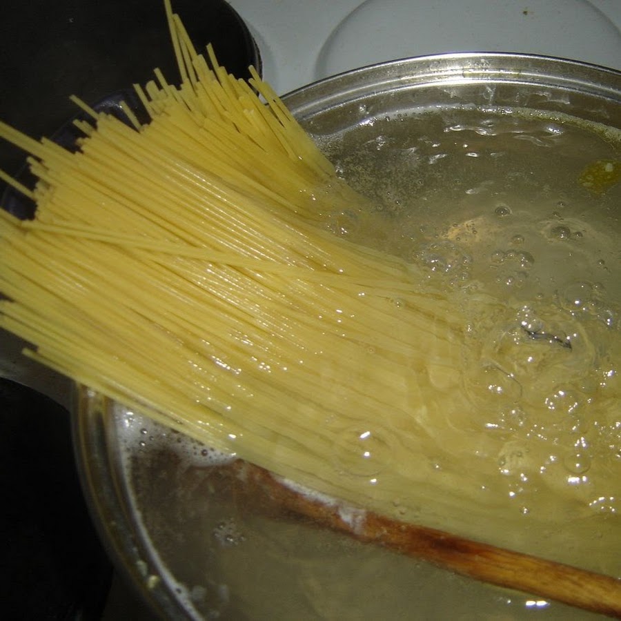 Как варить длинные макароны. Как правильно сварить спагетти. Длинные макароны слиплись. Как правильно сварить макароны чтобы не слипались и не разварились.