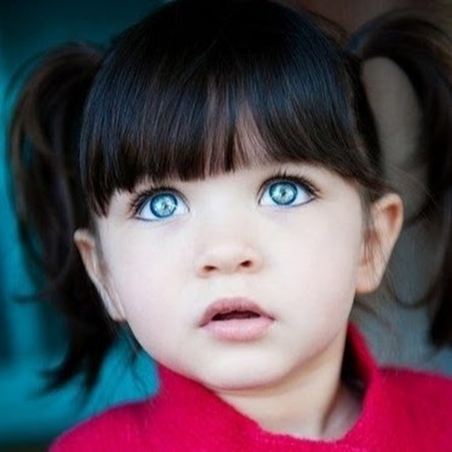 Черноволосые дети с голубыми глазами
