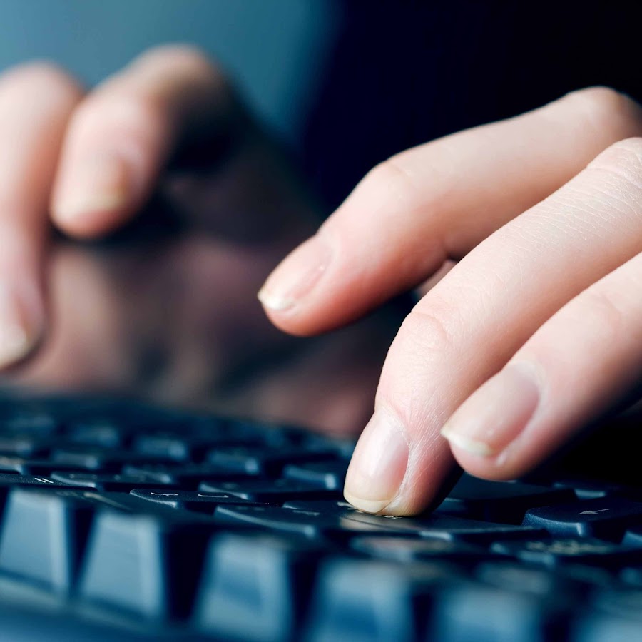 Руки на клавиатуре. Fast typing c. Type faster. Typing fast б. Быстрое печатание на клавиатуре.