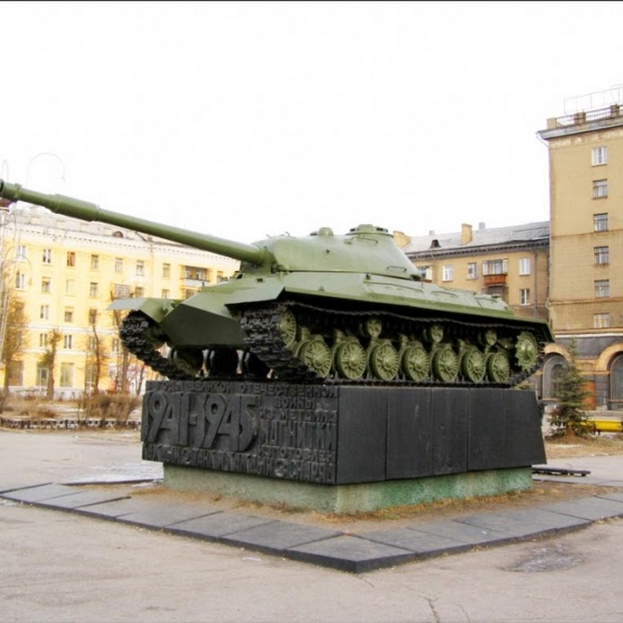Каждый второй танк и каждый третий снаряд. Монумент танк Магнитогорск. Памятник танк в Магнитогорске. Танк т 34 в Магнитогорске. Танк на площади Победы в Магнитогорске.