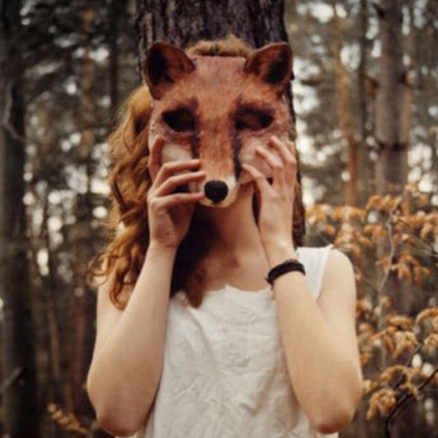 девушка в маске волка. китсуне маска аниме. маска китсуне аниме демон. маска лисы реалистичная. мико в маске кицунэ.