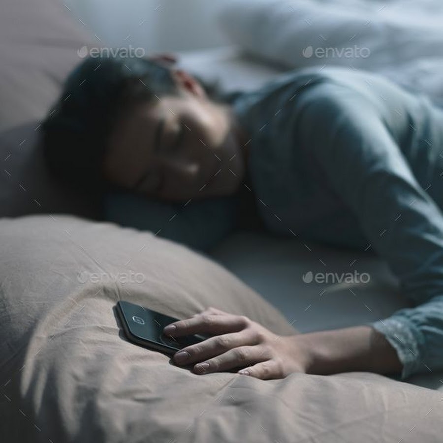 Ем заснул с телефоном