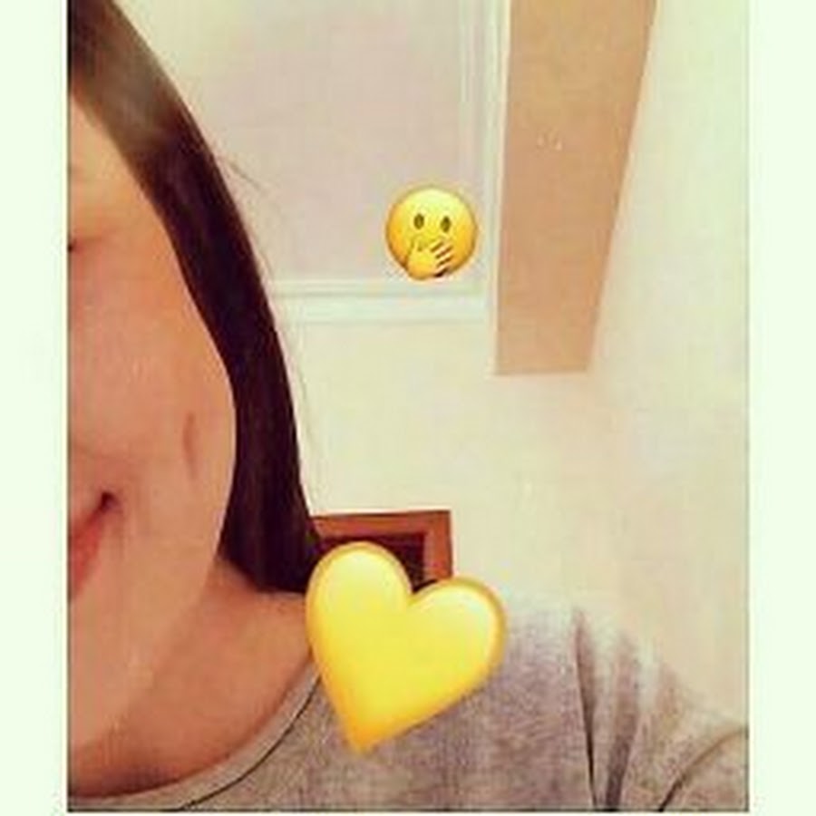 Девушка с щечками без лица