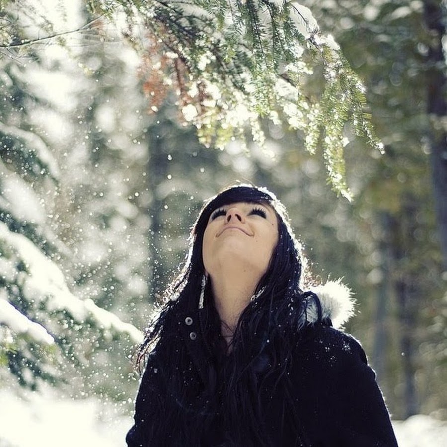 Девушка с темными волосами зимой