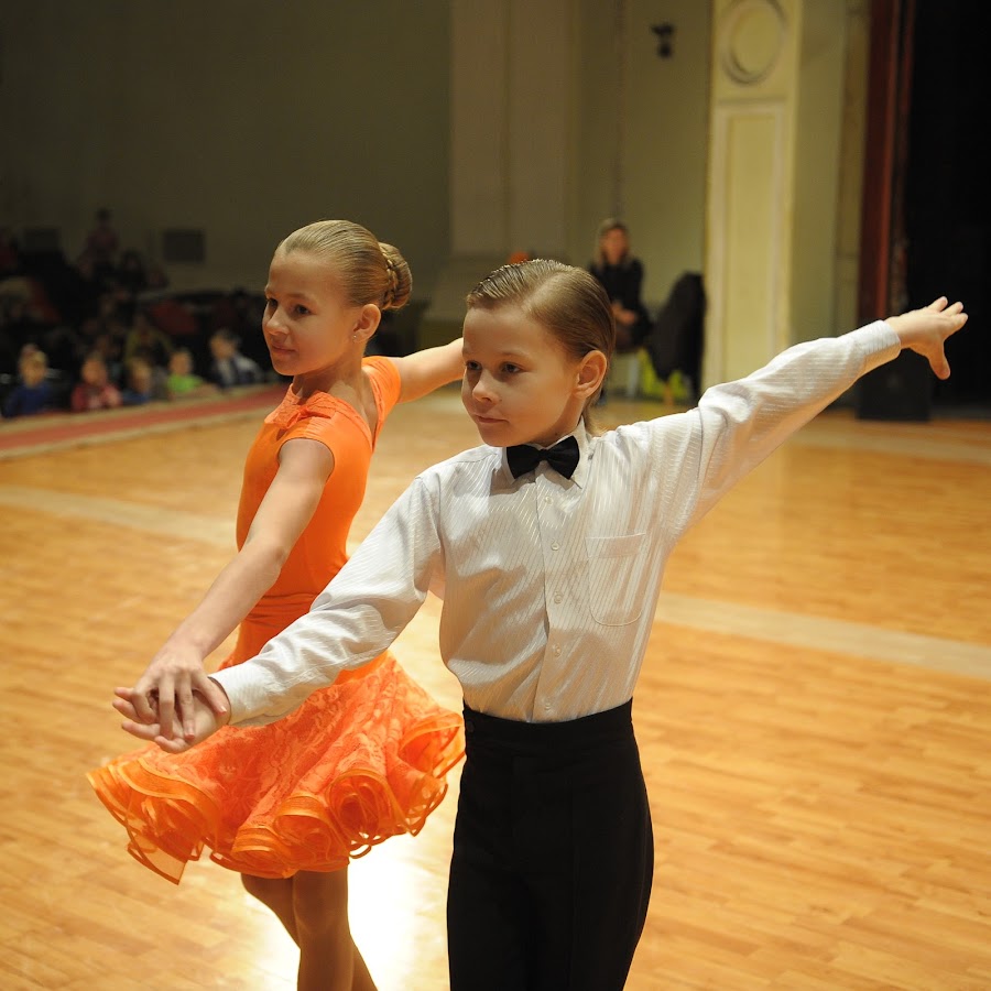 Видео танцы для детей 6 7 лет. Бальные танцы Ювеналы. Спортивные бальные танцы дети. Спортивные танцы для детей 10лет. Спортивные бальные танцы 12 лет.