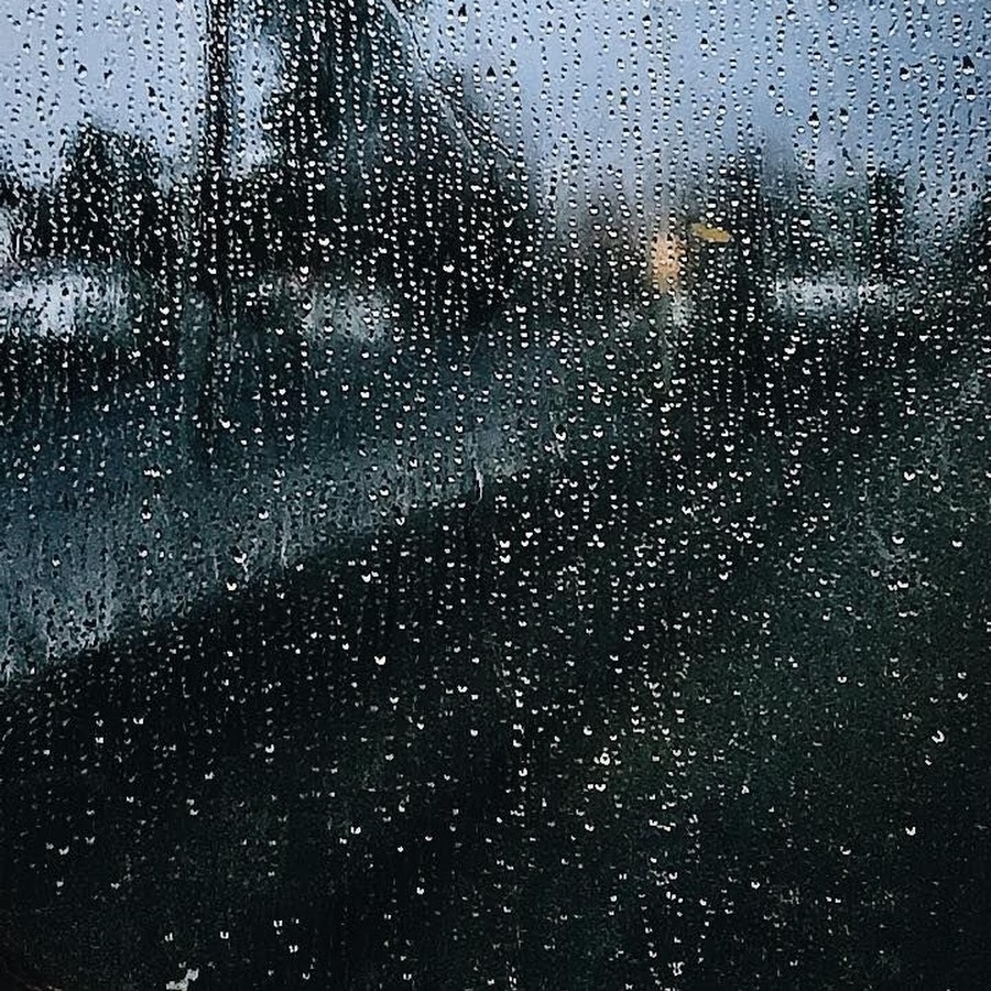 весна утро дождь. дождь за окном. дождь в окне. дождь на окнах рисует караоке. вид из окна дождь.