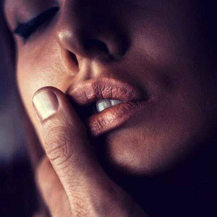 Открытки с поцелуями для мужчин. Мужской палец на губах девушки. Орально любить девушку. Орально любить девушку. Орально любить девушку.