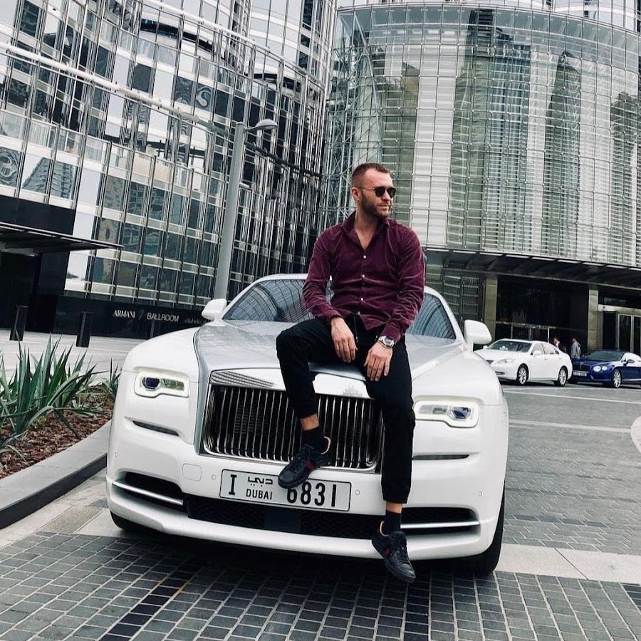 молодой миллионер. бизнесмен в машине. как стать мультимиллионером. ютуб миллионер. машины миллиардеров.