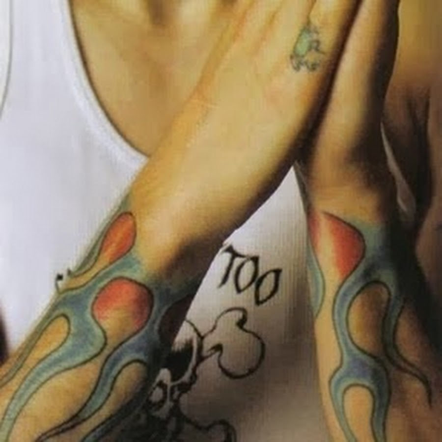 Тату честера беннингтона на руках пламя эскиз