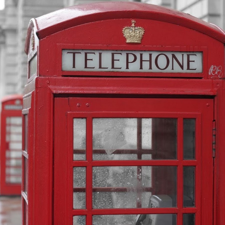 Ее телефон на английском. Лондонская телефонная будка. Корона на телефонной будке. Красная будка. Английская телефонная будка.