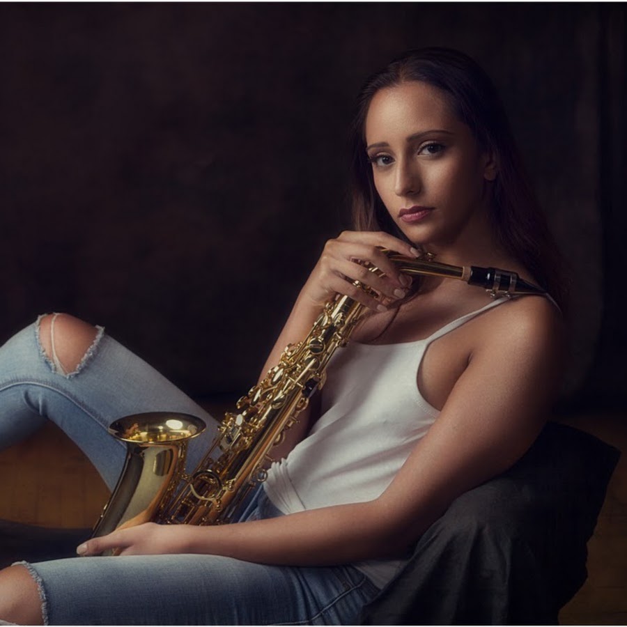 Красивая девушка с музыкальным инструментом. Саксофон 2019. Саксофон известные мелодии девушка. Омск Евгения Винницкого саксофон
