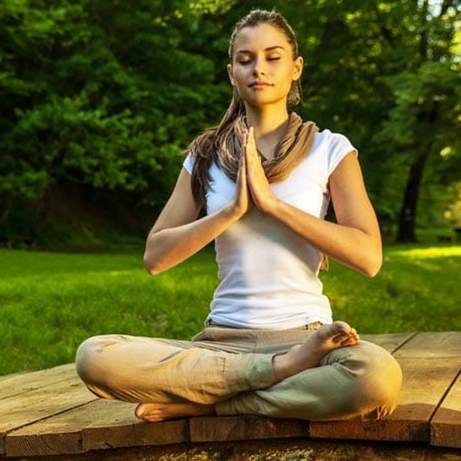 Стать приличный. Девушка медитирует. Медитация. Девушка йога. Йога на природе.