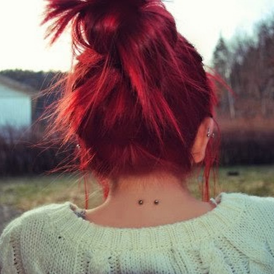 Красные затылки. Девушка с короткими красными волосами. Девушка с красными волосами со спины. Девушка с рыжими волосами со спины.
