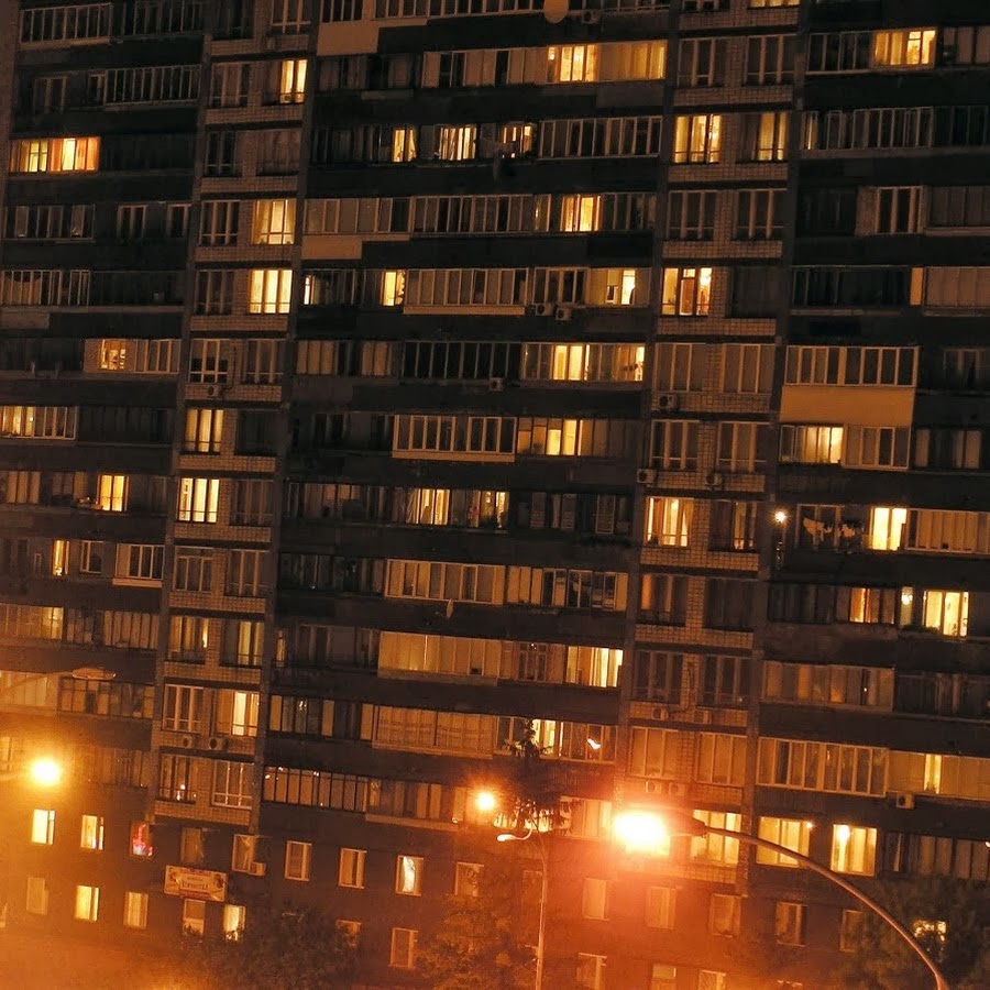 Крыша многоэтажного дома ночью