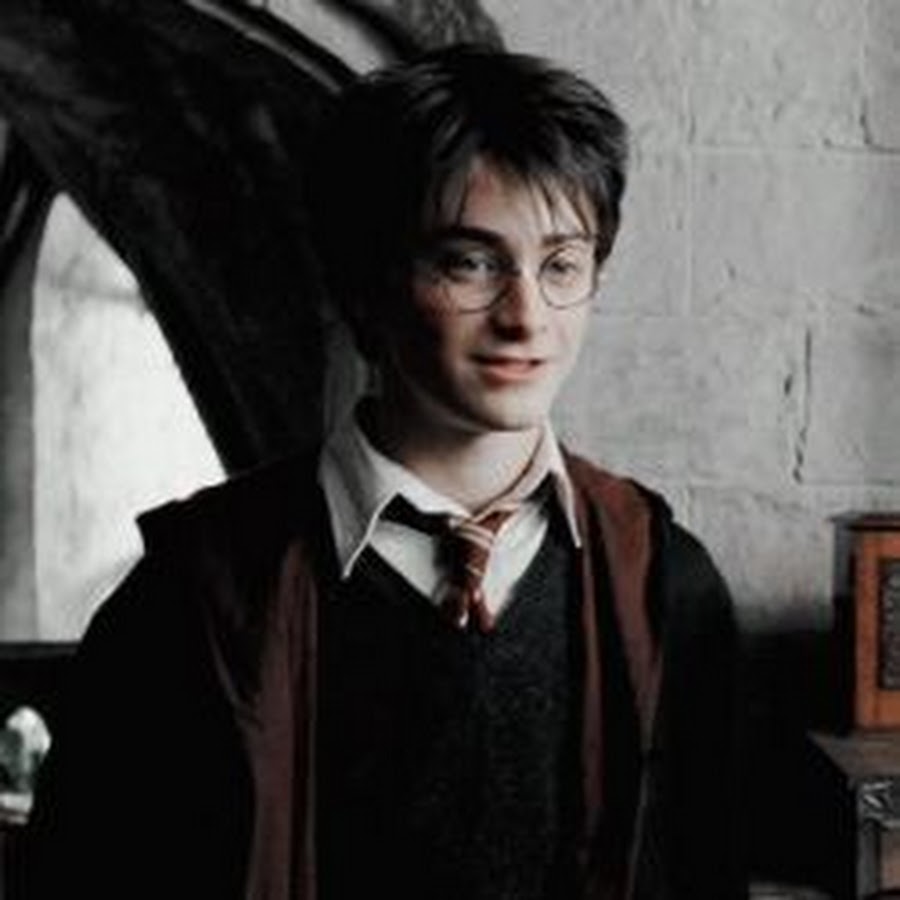 Harry is finding. Дэниел Рэдклифф узник Азкабана. Гарри Джеймс Поттер узник Азкабана. Гарри Поттер краш. Гарри Поттер в толстовке узник Азкабана.